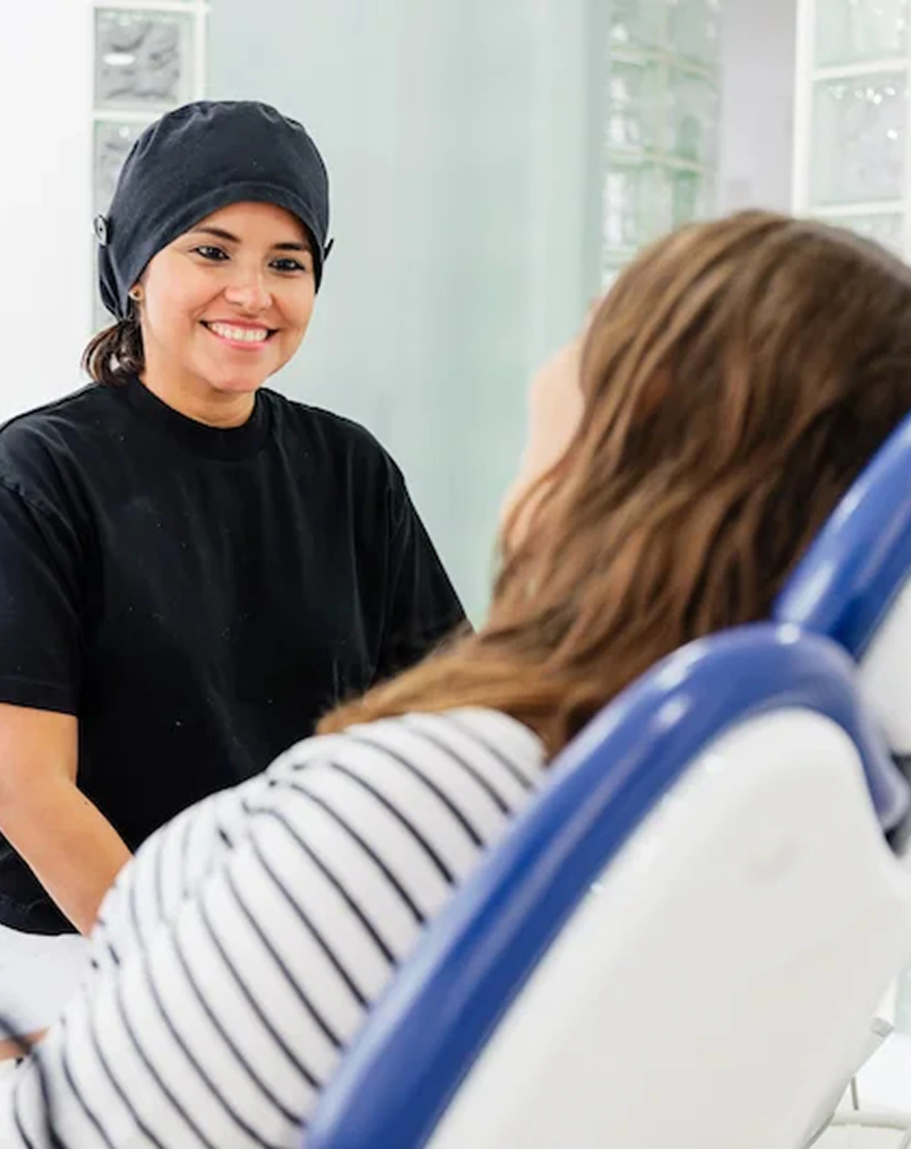 Una doctora de Fons Badal sonríe a una paciente en el sillón