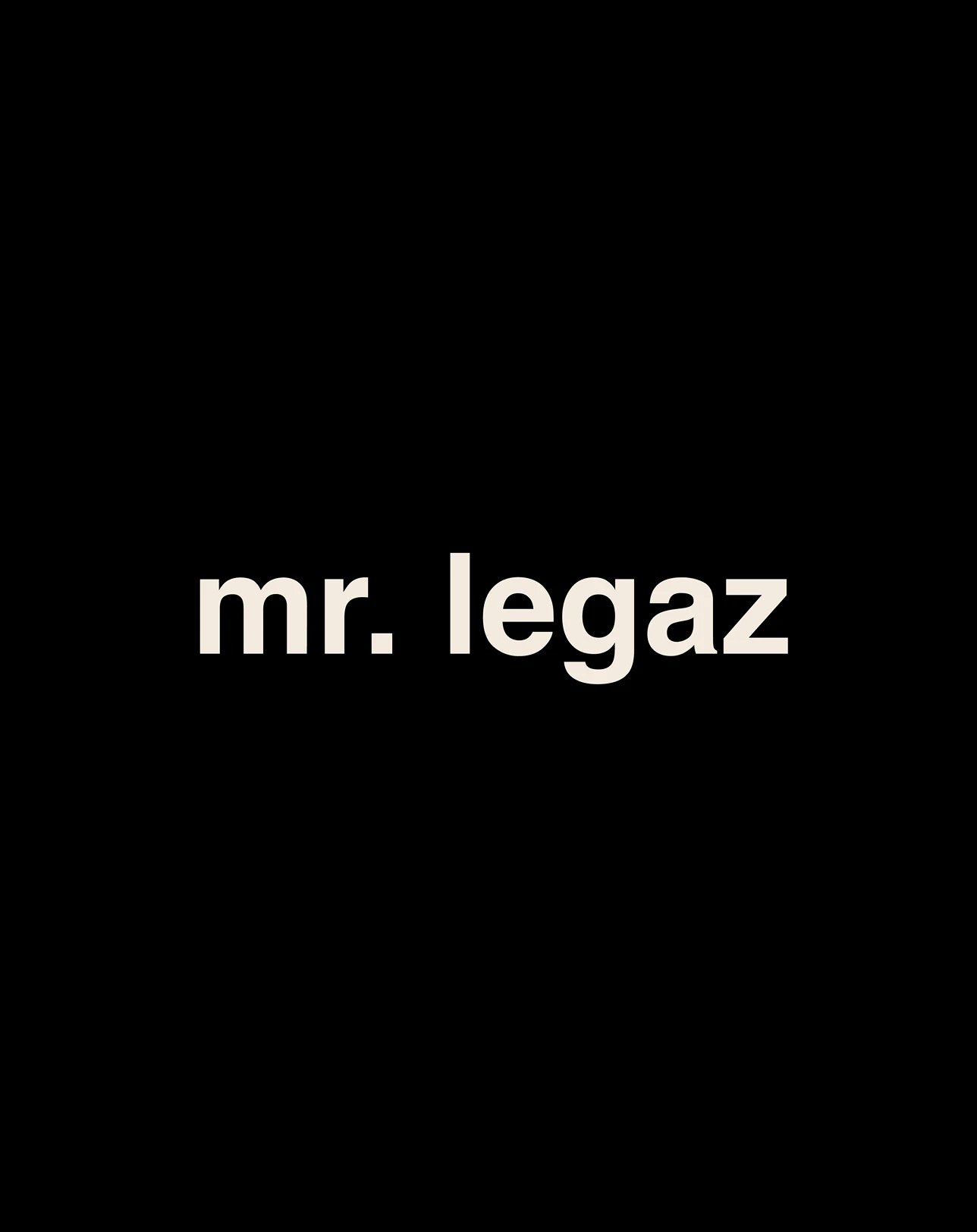 El logotipo de Mr. Legaz en blanco sobre negro