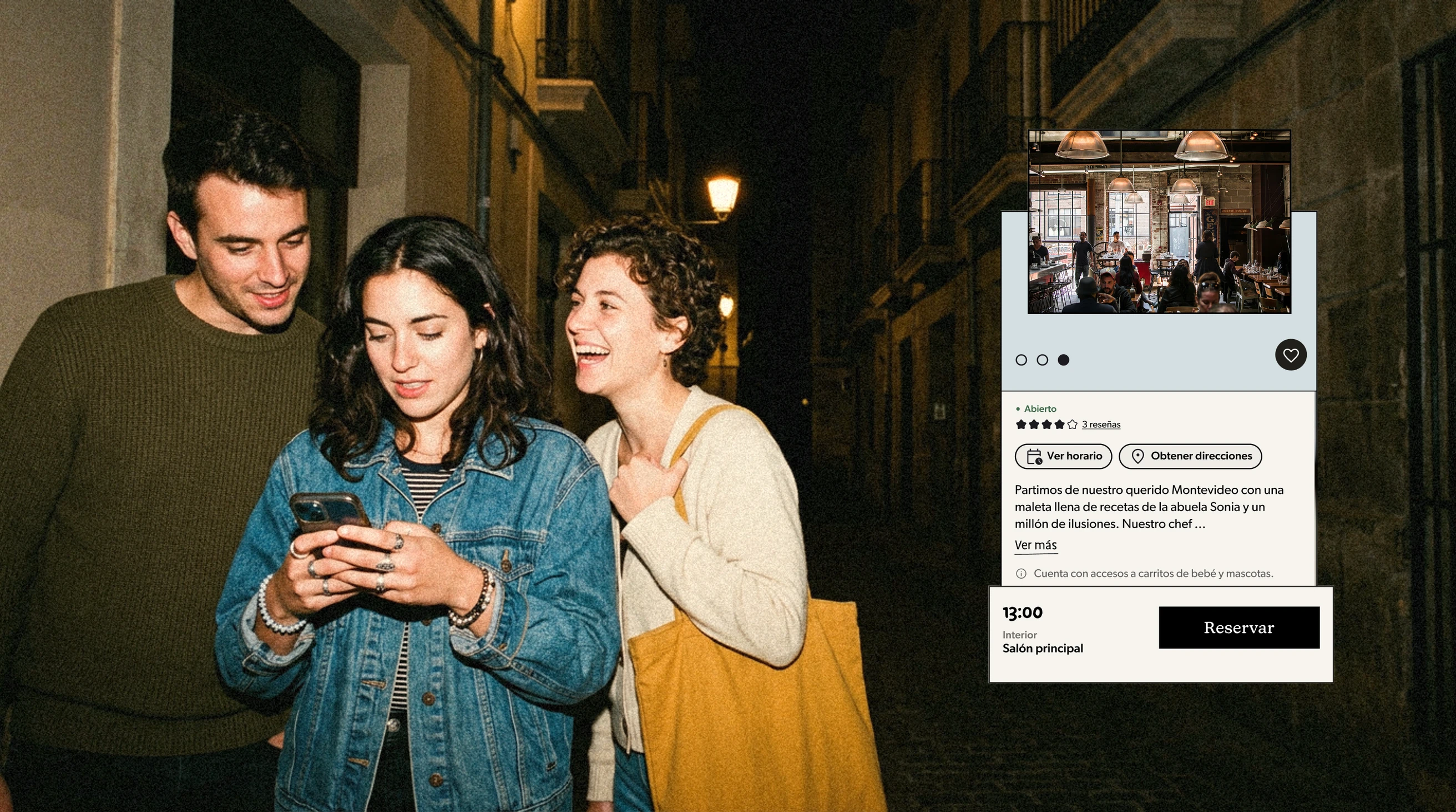 Tres amigos por una calle de noche: una reserva mesa desde el móvil mientras los otros miran y se ríen
