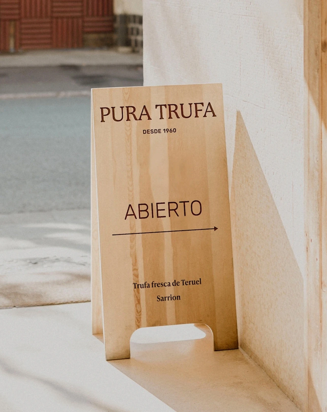 Cartel de madera de Pura Trufa con el letrero «Abierto»
