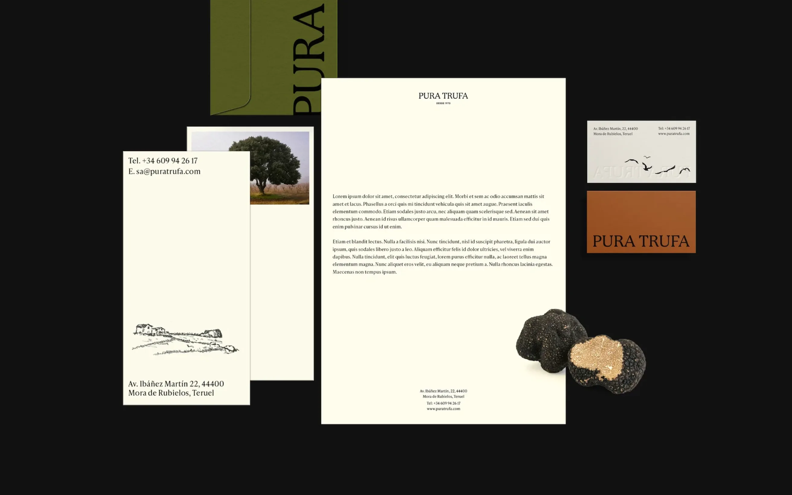 Papelería de Pura Trufa sobre fondo negro: carta, sobres y tarjetas con trufas