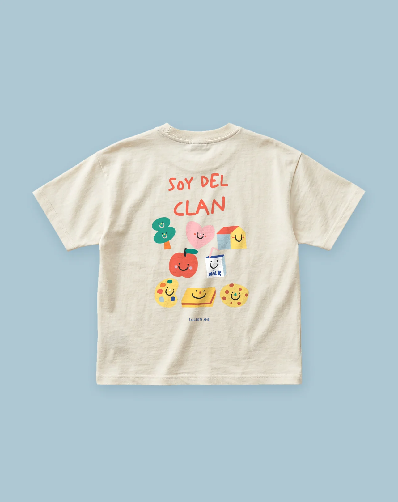 TuClan T-shirt with the slogan “Soy del clan” and the brand illustrations
