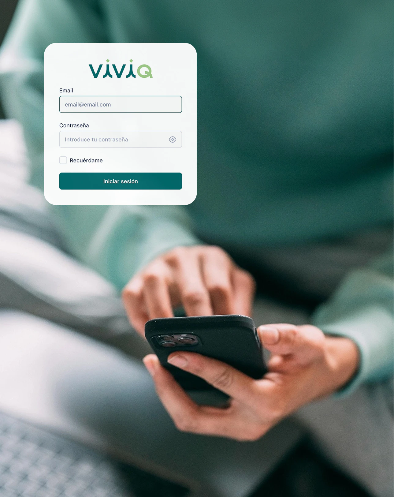 Acceso a Viviq sobre la foto de una persona con un móvil